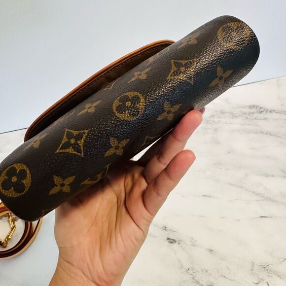 Louis Vuitton Friendly Pochette - Picture 7 of 13